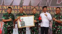 Ketua Tim Pengawas dan Evaluasi TMMD Melakukan Peninjauan Progres Pembangunan di Kavling Seraya Sambau. 